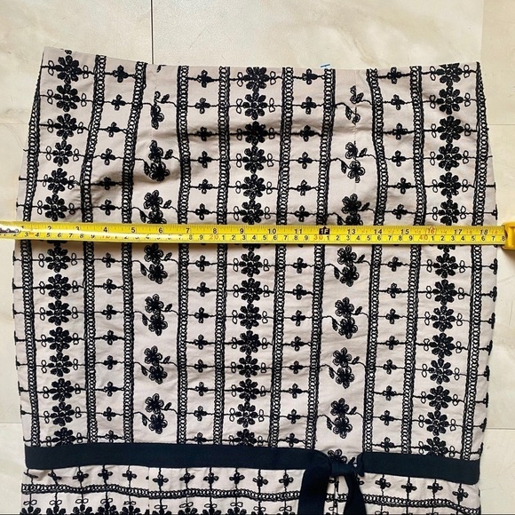 Nanette Lepore embroidered crochet pencil skirt tan neutral floral with bow - Picture 9 of 10